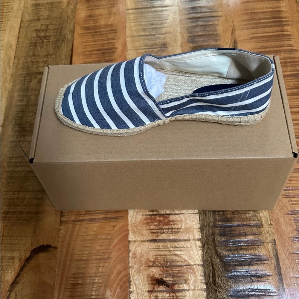 New in box soludos blue stripped espadrille size 8